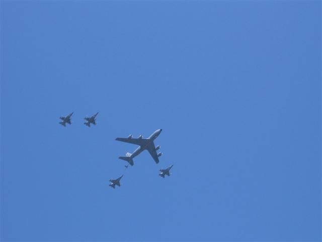 F 16 s and tanker Small